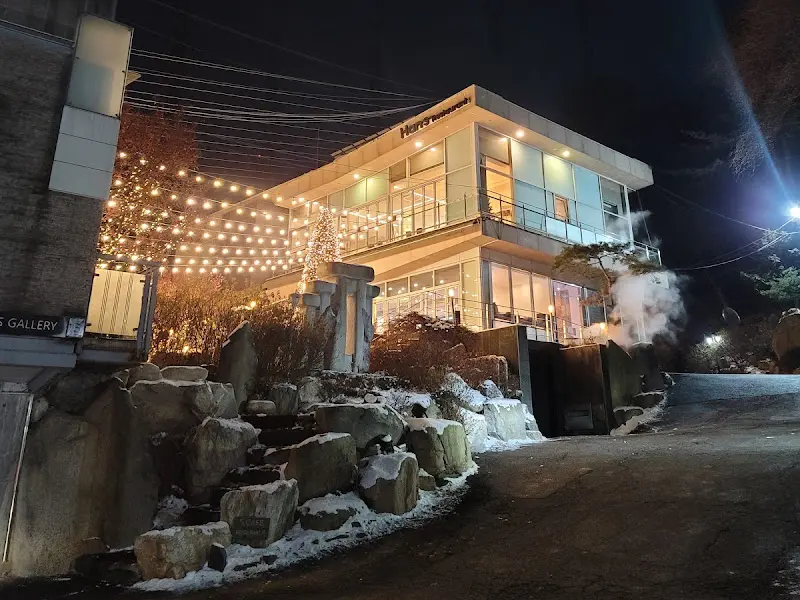 밤에 찍은 한스갤러리 전경 사진