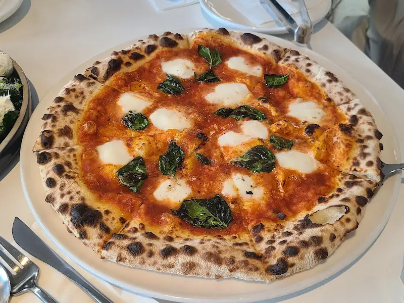 갓 구워져 나온 마르게리따 피자