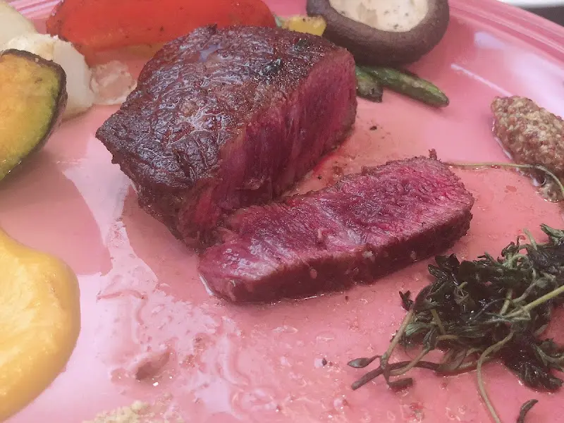 미디엄 레어로 구워진 안심스테이크 단면 사진