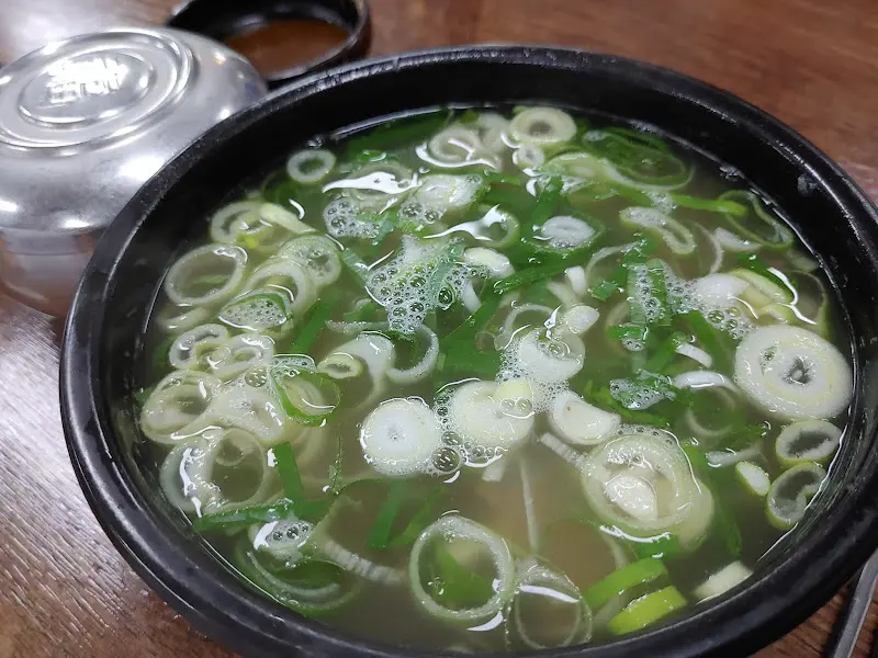 파가 듬뿍 올려진 곰탕