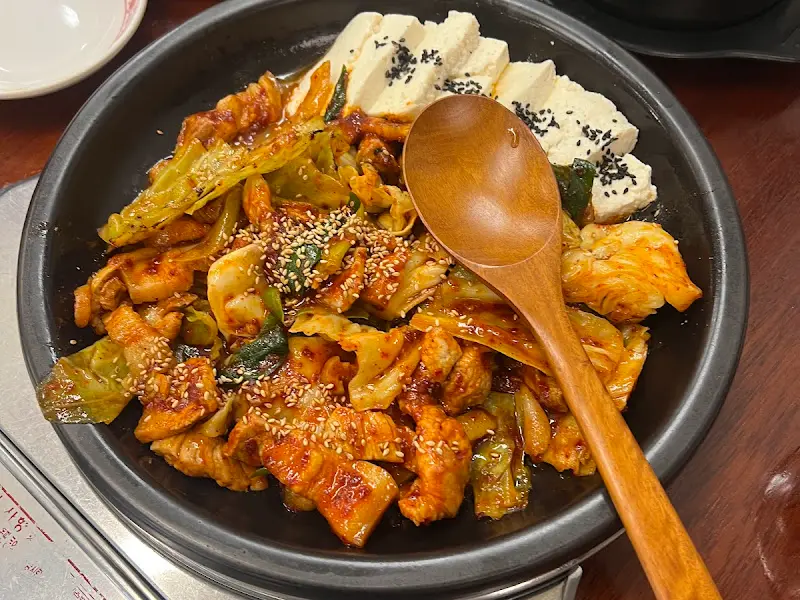 푸짐한 흑돼지 두루치기