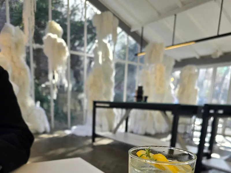 실내에서 창밖을 바라본 모습