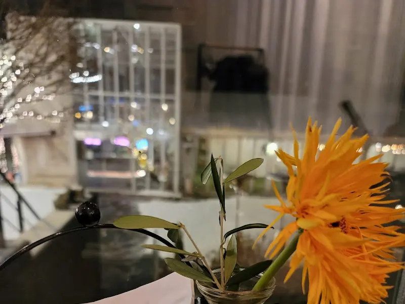 테이블 위에 놓인 꽃병 사진