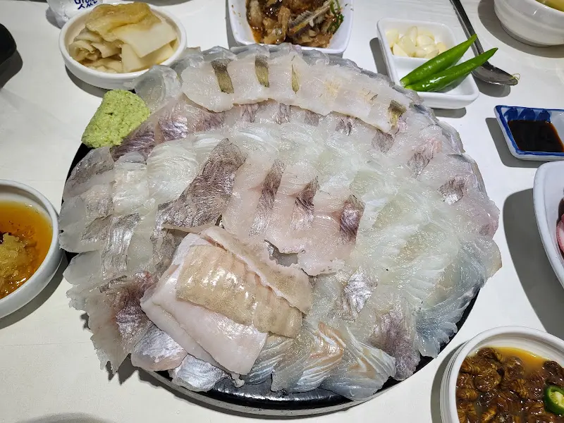 윤기가 자르르 흐르는 모듬회