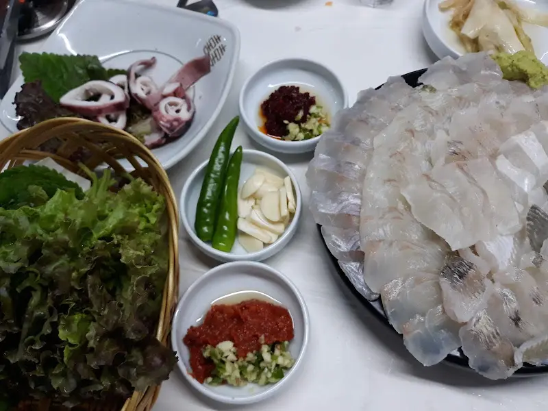 싱싱한 회와 쌈 채소