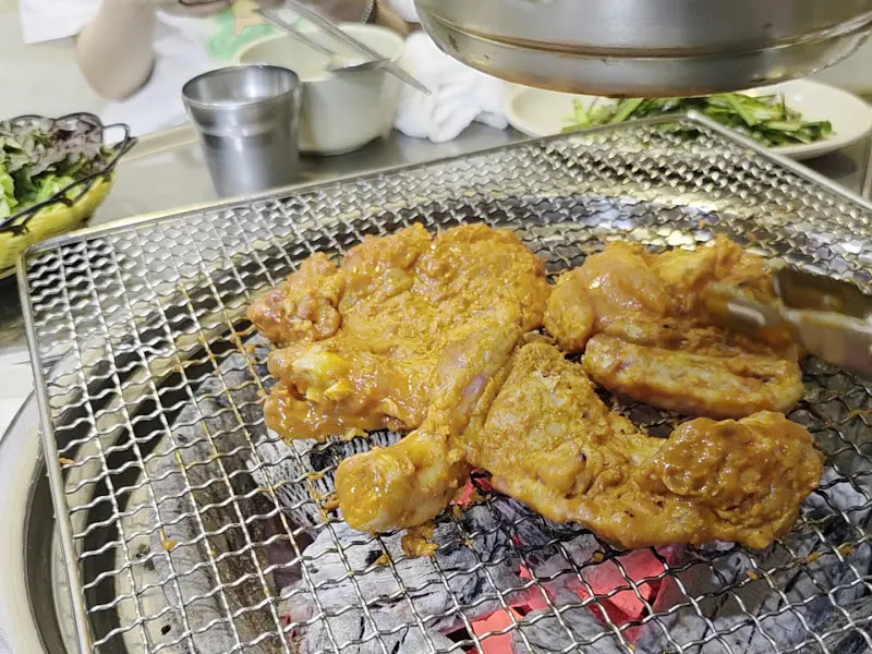 숯불 위에서 익어가는 닭갈비
