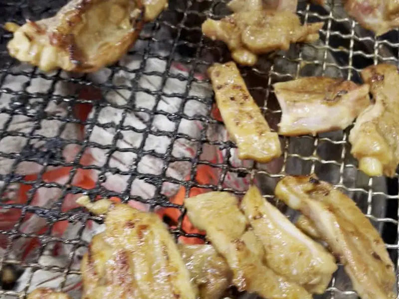 숯불 위에서 익어가는 간장 닭갈비