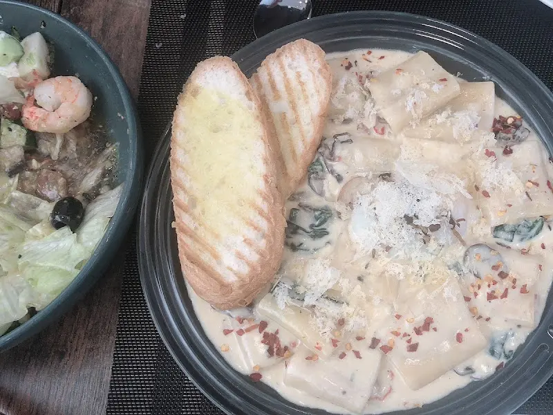 크림 파스타와 샐러드 사진