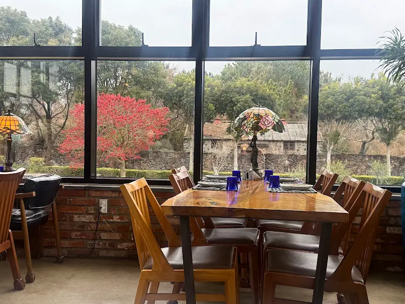 통창 너머로 보이는 아름다운 정원 풍경