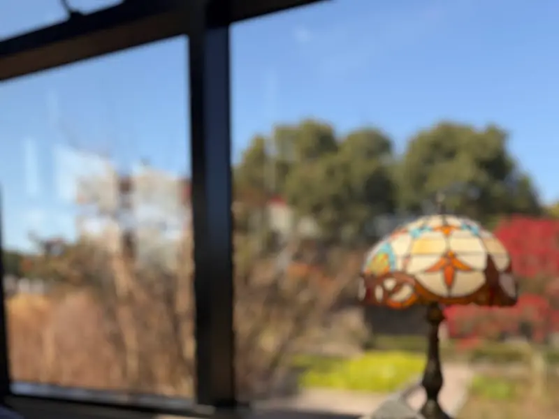 테이블 위의 스테인드글라스 램프