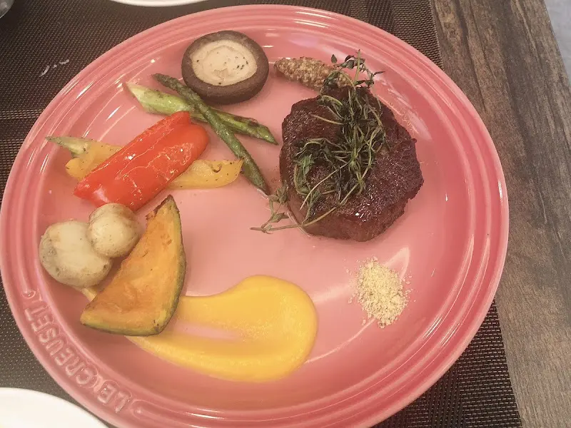 스테이크와 гарнир 사진