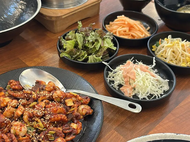 다채로운 밑반찬과 쭈꾸미 볶음