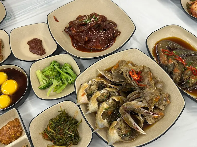 간장게장과 다양한 밑반찬