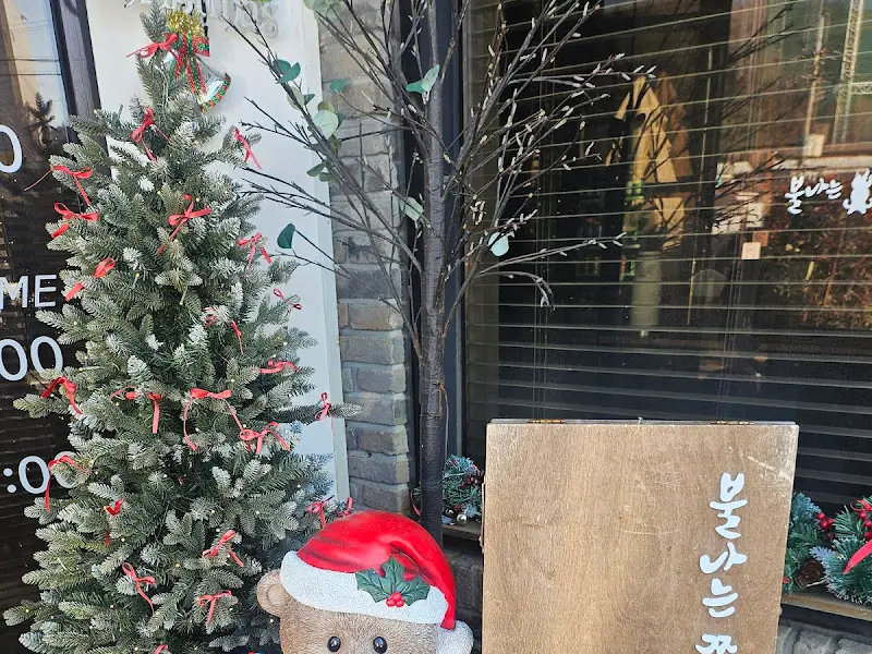 따뜻한 분위기의 매장 외부