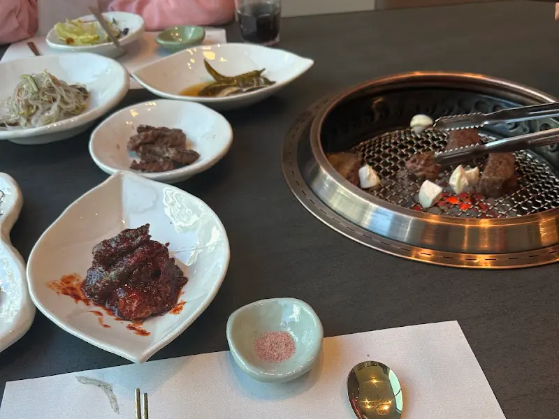 숯불 위에서 구워지는 소고기