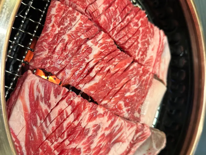 숯불 위에서 구워지는 생본갈비