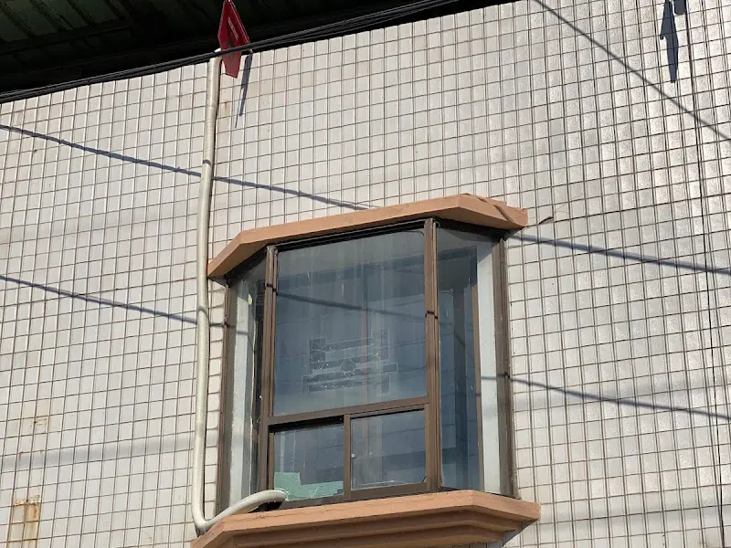 건물 외관 사진. 세월의 흔적이 느껴지는 건물에 '어죽'이라는 간판이 크게 붙어 있다.