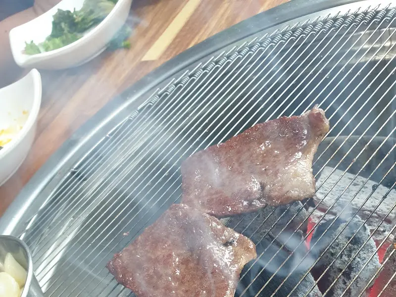 숯불 위에 구워지는 고기