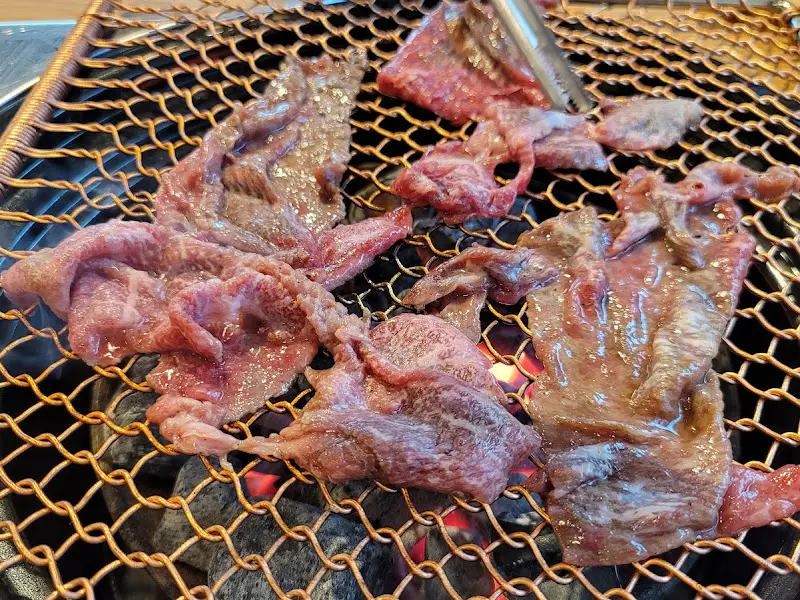 숯불 위에서 익어가는 불고기