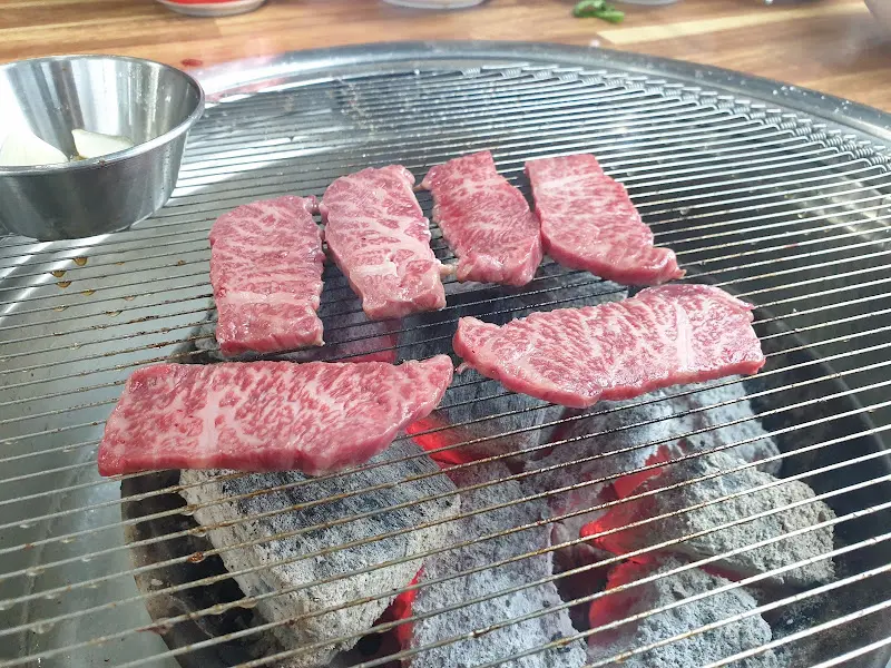 숯불 위에 구워지는 마블링이 환상적인 소고기