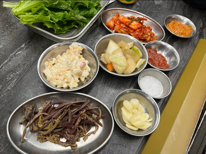 정갈하게 차려진 밑반찬들. 특히 갈치속젓과 멜젓이 눈에 띈다.