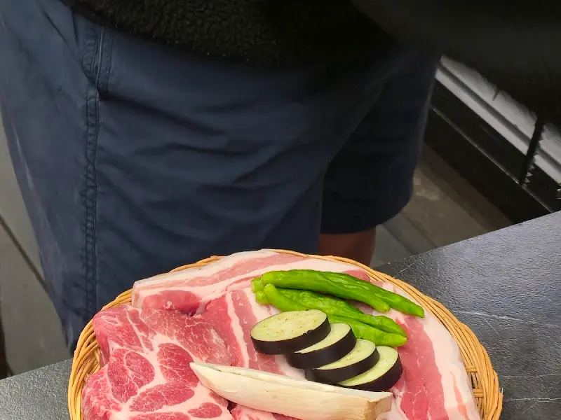 흑돼지, 꽈리고추, 새송이버섯의 조화