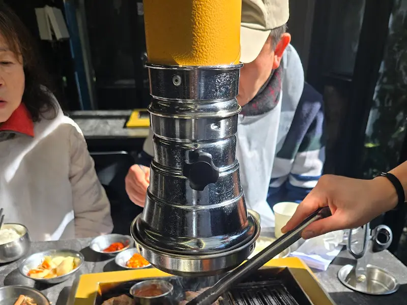 고기를 구워주는 직원