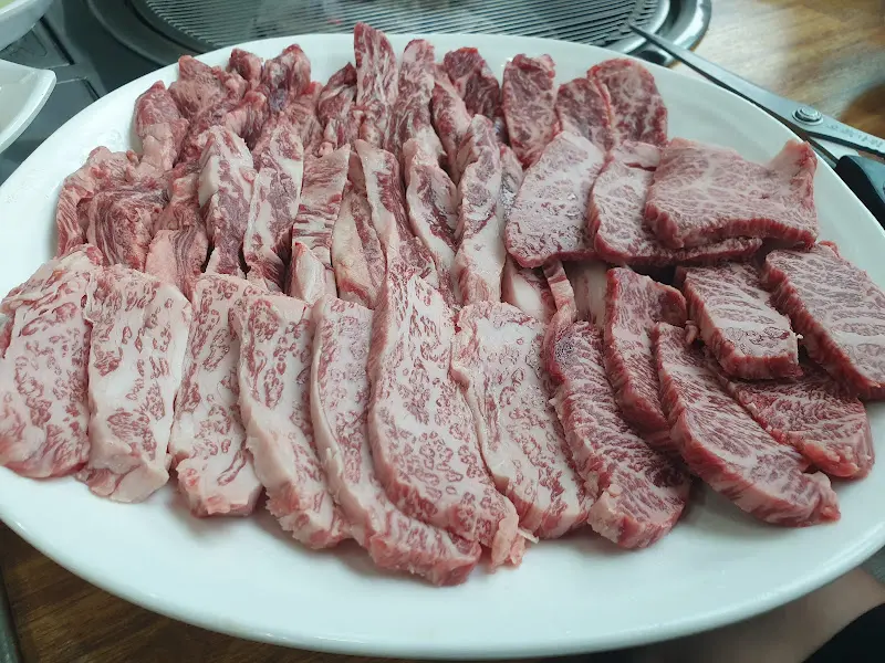 푸짐하게 담겨 나온 소고기