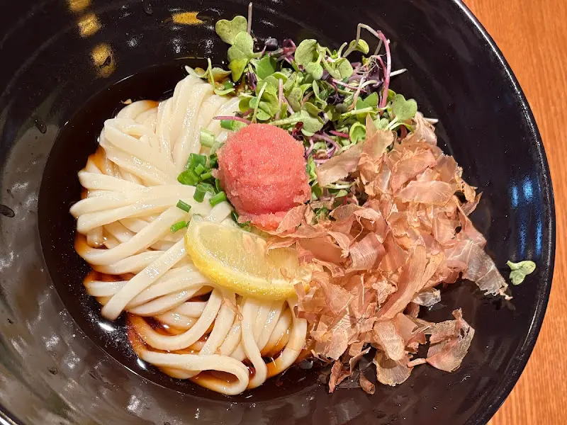 신선한 재료가 듬뿍 올라간 붓가케 우동