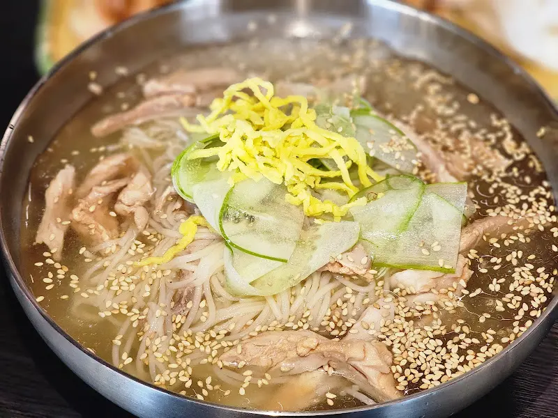 시원한 닭육수에 쫄깃한 면발이 예술인 불초계국수