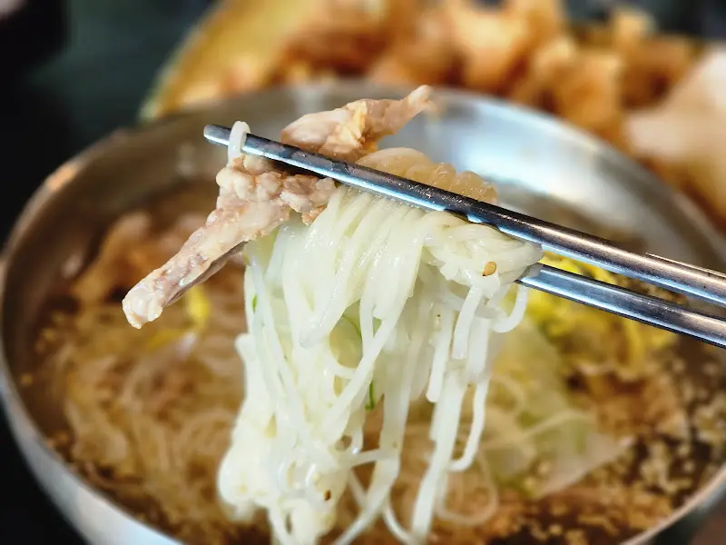 불초계국수와 닭목살연골튀김의 환상적인 조합