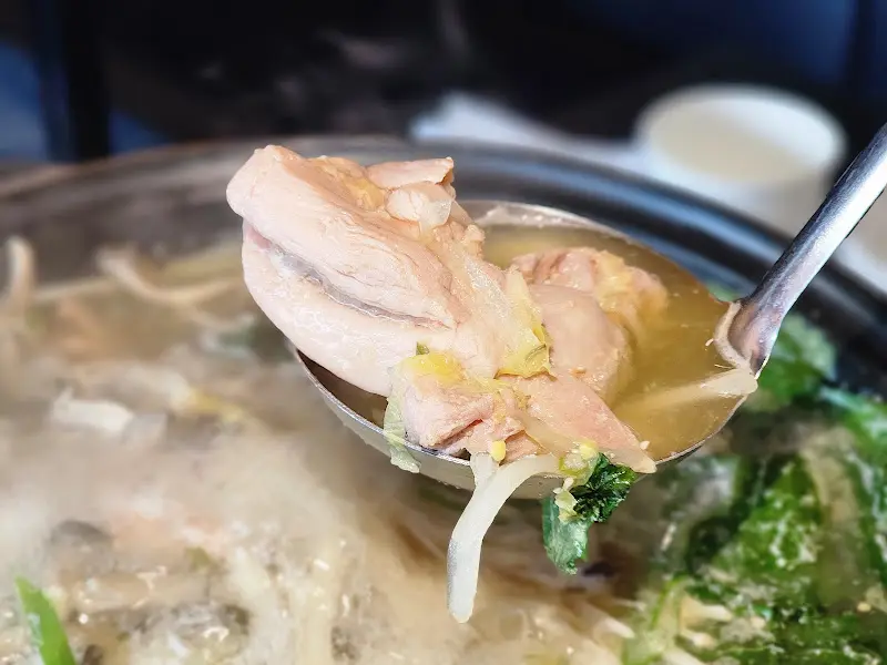 닭고기 한 점 크게 떠서 냠냠