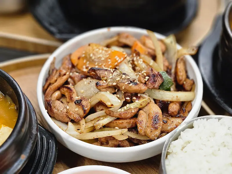 닭불고기와 따뜻한 밥 한 공기