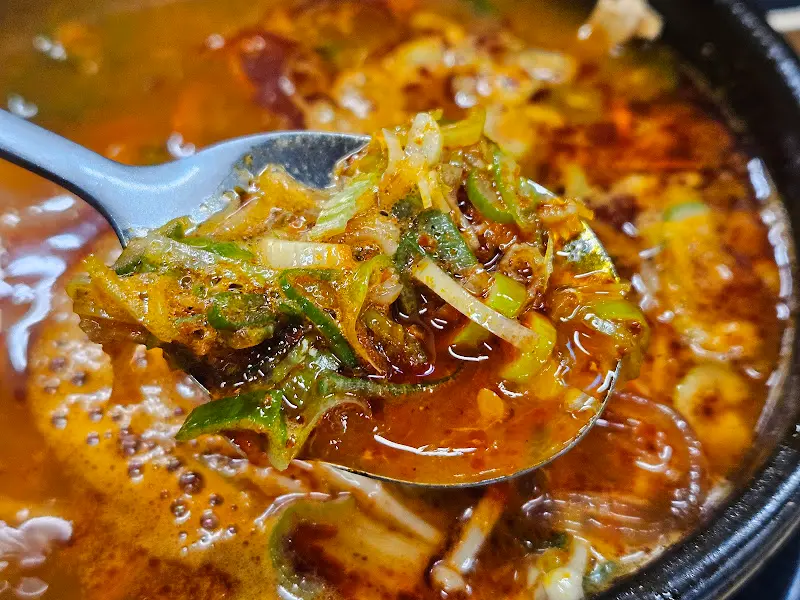 매콤한 닭해장국 한 입