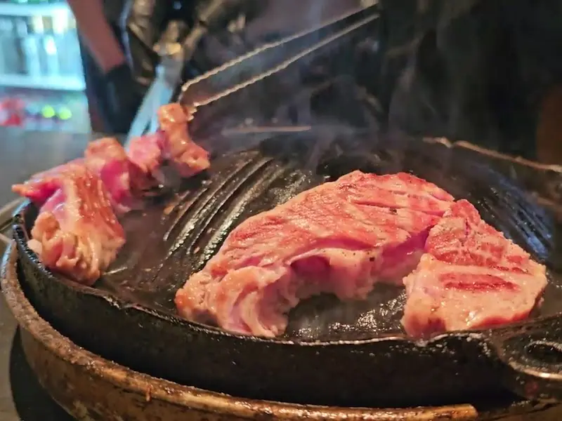 숯불 위에서 구워지는 양갈비