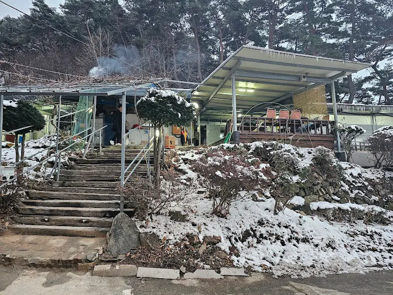 깔끔하게 담겨 나온 산마루가든의 밑반찬