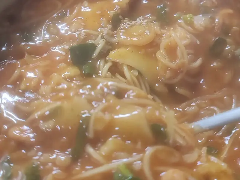 숟가락 가득 퍼올린 어죽