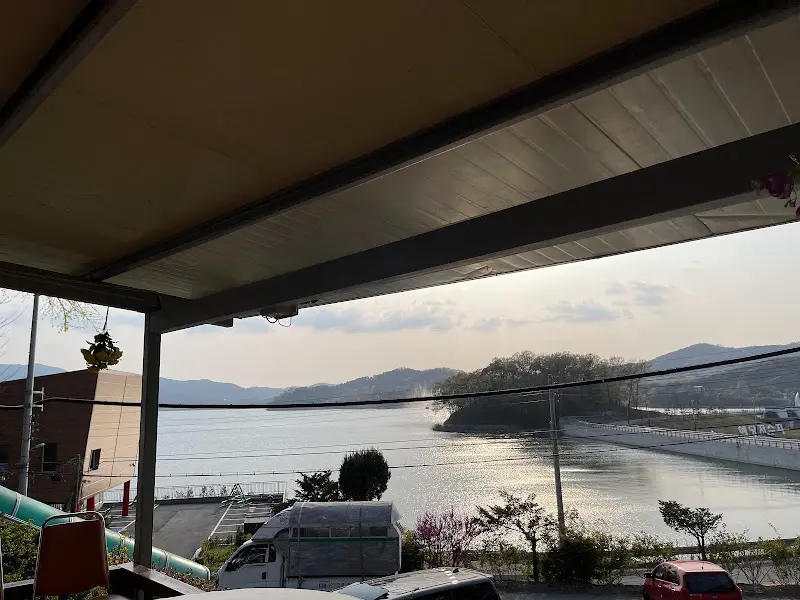 산마루가든 테라스에서 바라본 예당저수지 뷰