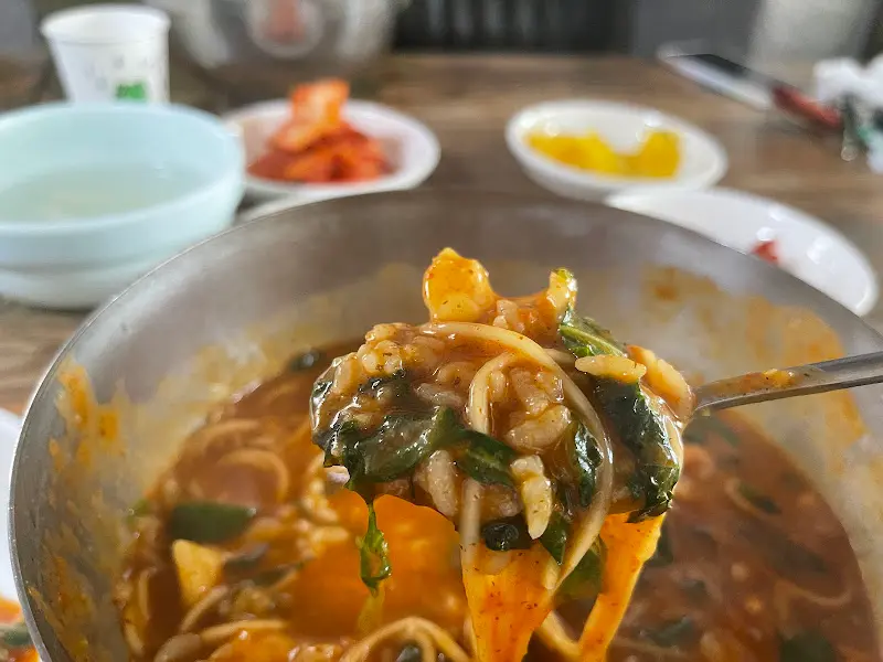 어죽 한 숟갈 크게 떠서