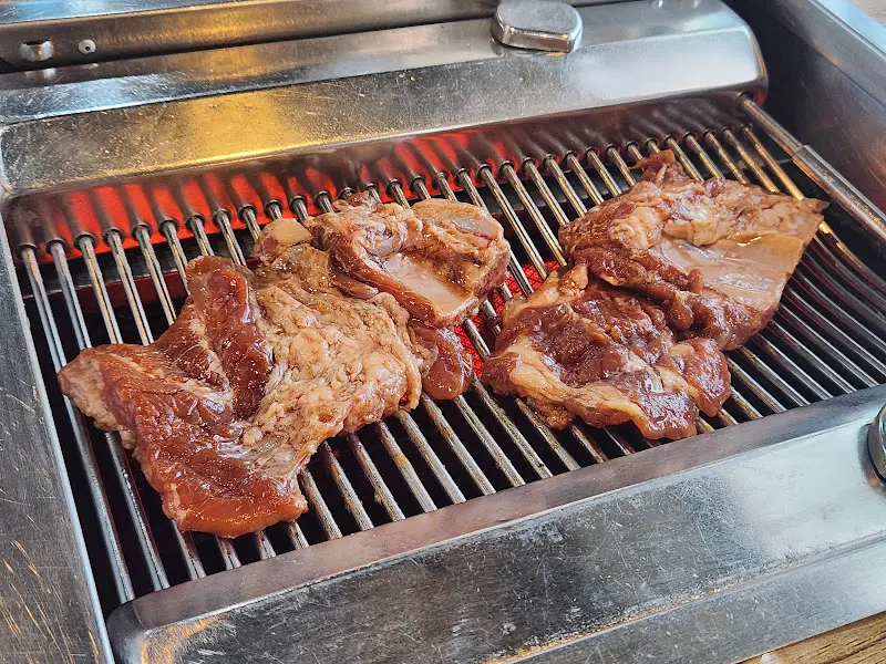 불판 위에서 익어가는 양념갈비