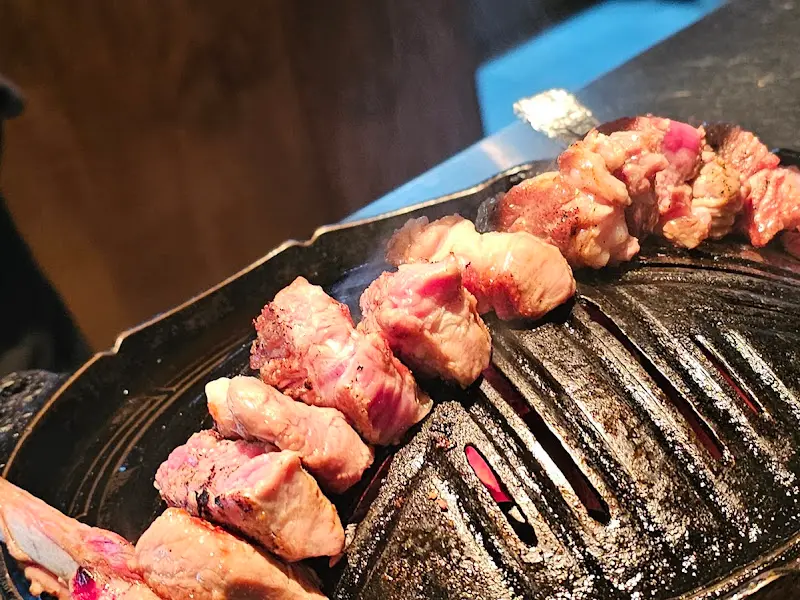 숯불 위에서 익어가는 양갈비