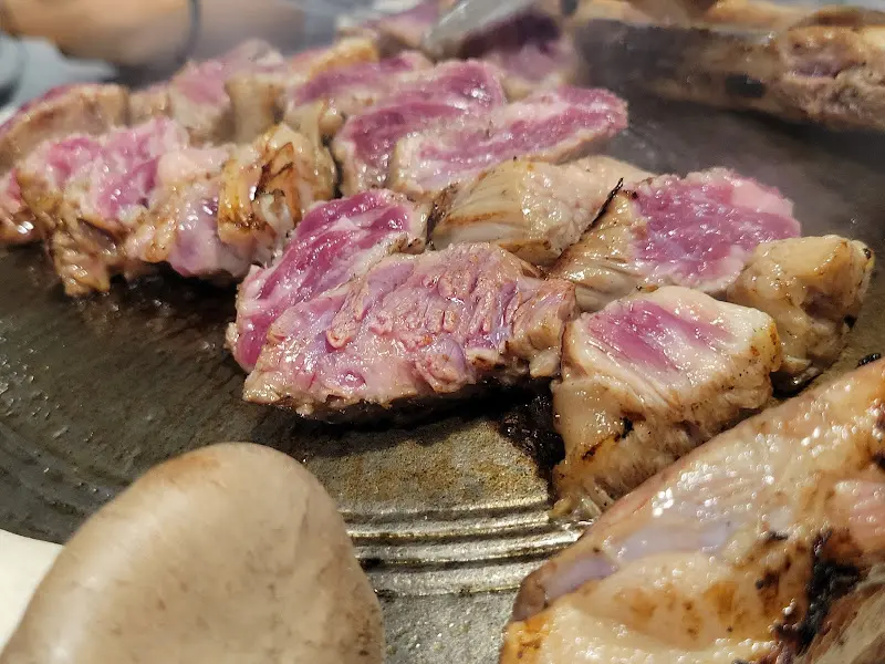 잘 익은 우대갈비 자르는 모습