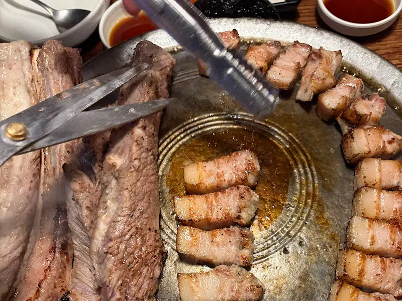 삼겹살 자르는 모습