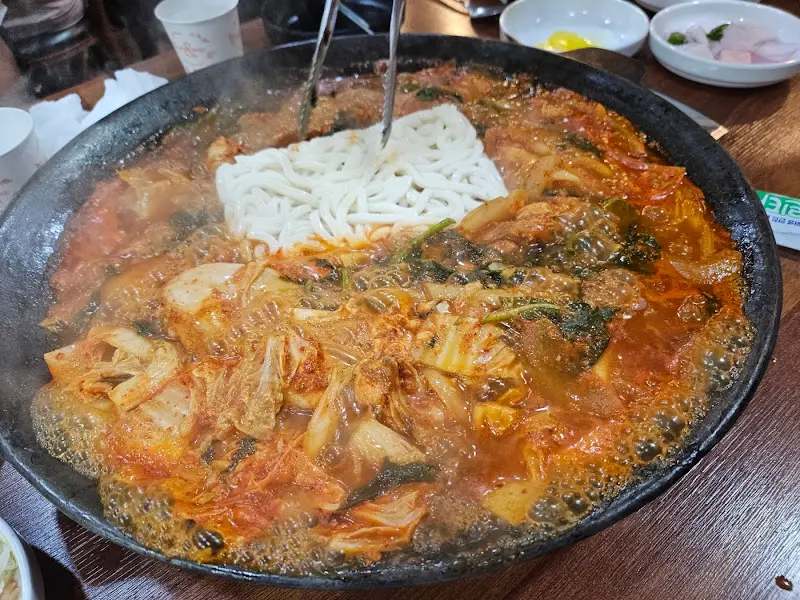 물닭갈비에 사리 추가한 모습
