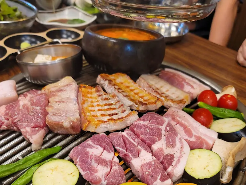 불판 위에 올려진 주먹고기와 채소들