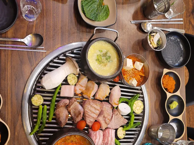 불판 가득 차려진 푸짐한 한 상 차림