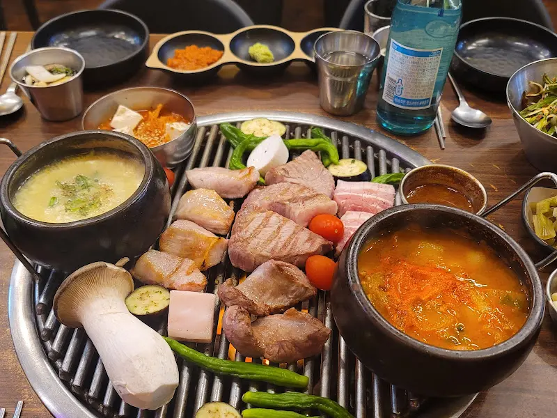 다양한 소스와 반찬이 함께 제공되는 모습