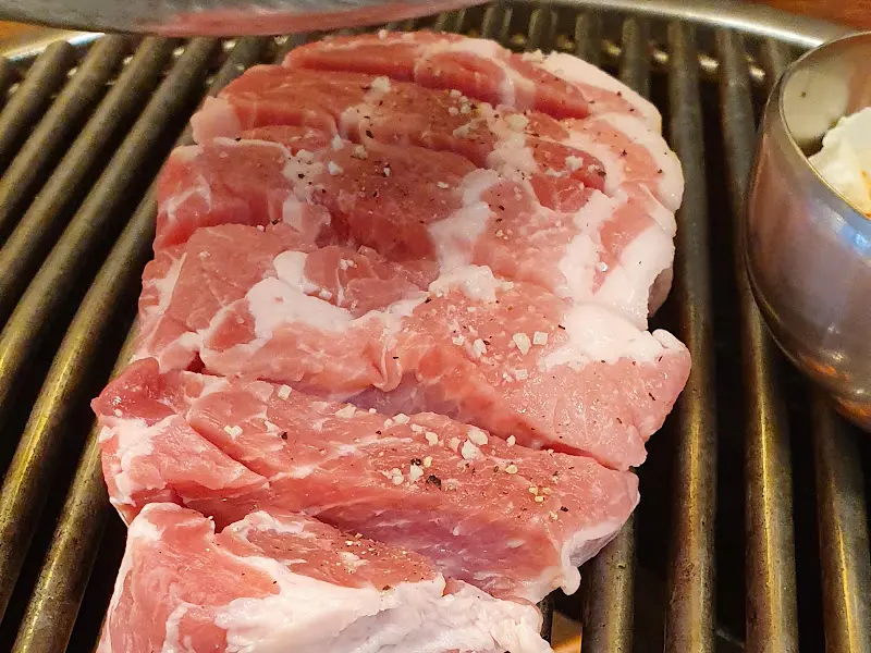 두툼한 돼지고기에 소금이 뿌려진 모습
