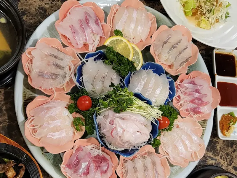 꽃잎처럼 예쁘게 플레이팅된 모듬회