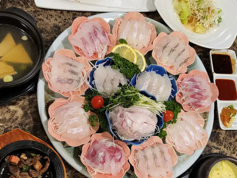 돌돔과 쥐치, 그리고 다양한 밑반찬들